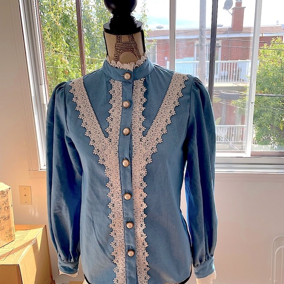 Button front lace trim top - Picture 3 of 8